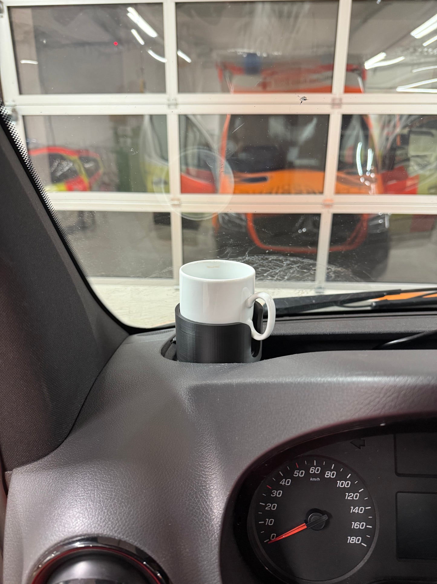 TassenBuddy – Der Kaffeetassenhalter für den Rettungsdienst
