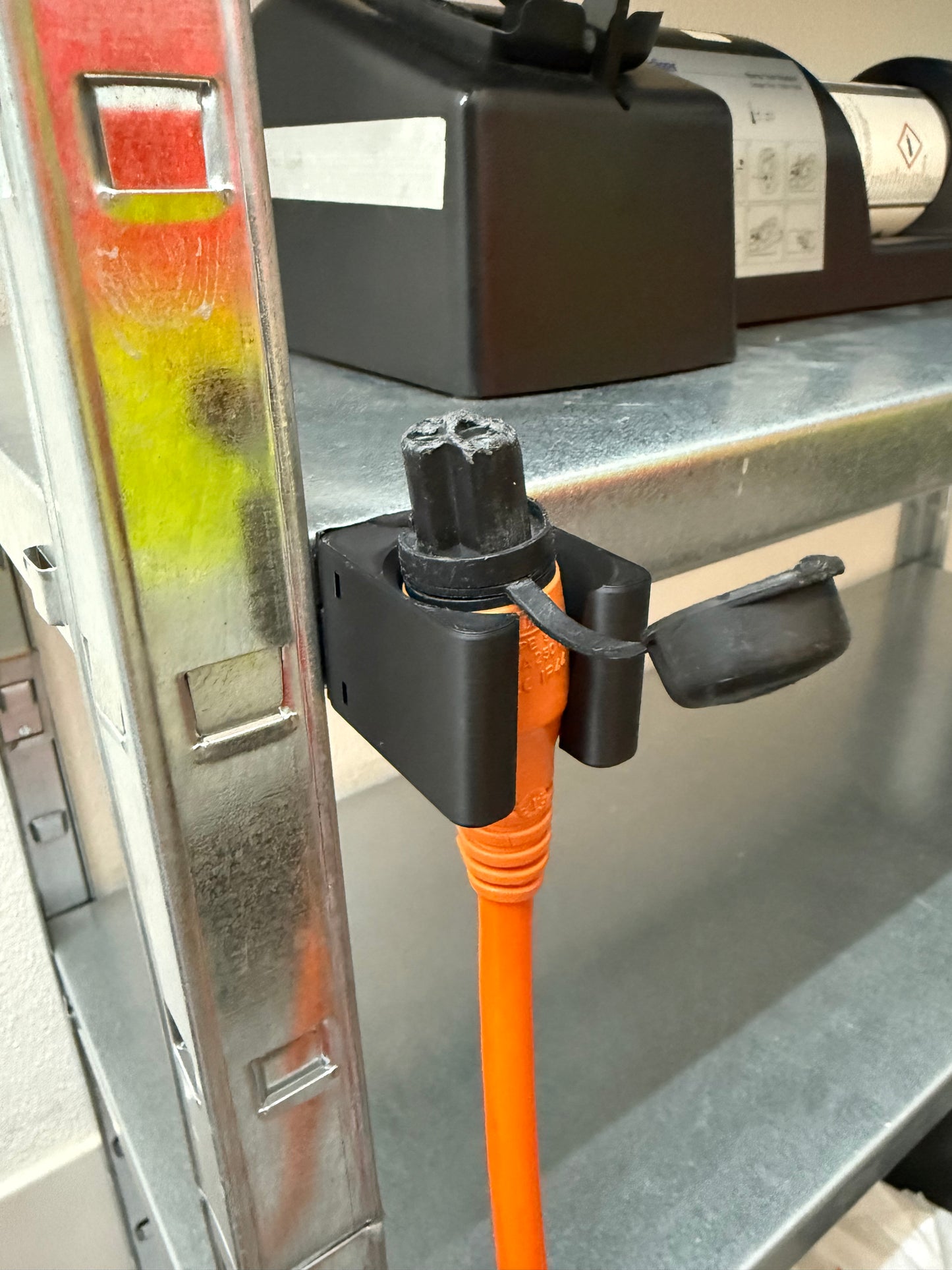 DEFA Stecker Halterung – Praktisch, Passgenau, Stabil