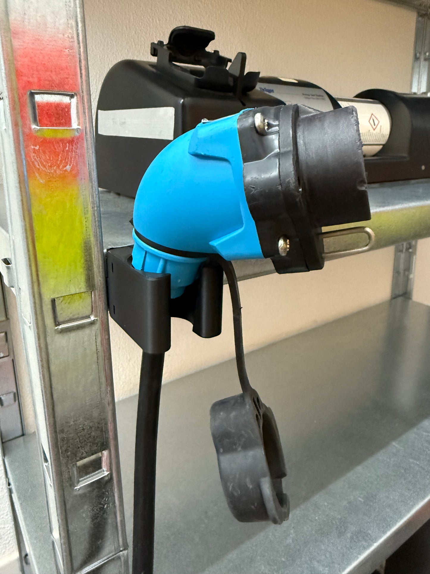 DEFA Stecker Halterung – Praktisch, Passgenau, Stabil