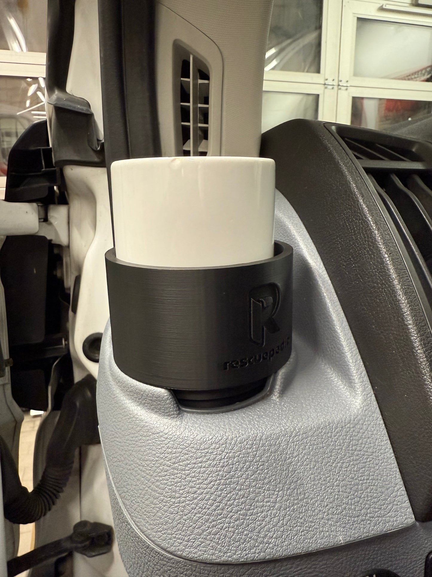 TassenBuddy – Der Kaffeetassenhalter für den Rettungsdienst